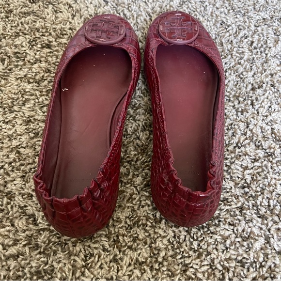 Size 8 Burgundy Snakeskin Tory Burch Flats - Picture 11 of 11